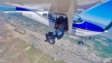 Neuquén. “Cuando te toca viajar afuera porque el avión va lleno”. Lautaro Espinosa