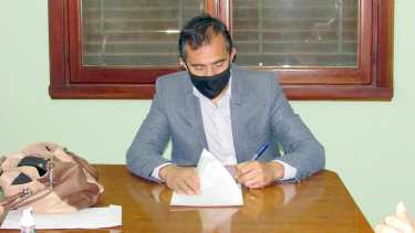 El intendente Miguel Martínez firmó un decreto para ampliar los horarios comerciales. (Foto Néstor Salas)