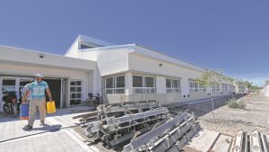 Tuvieron que esconder el tanque de agua en una escuela para que no lo roben