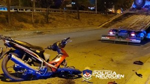 Dos jóvenes a bordo una moto murieron al chocar contra un poste en Neuquén