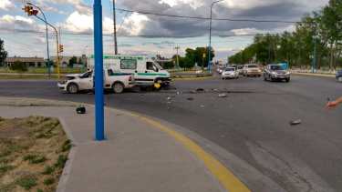 El motociclista sufrió múltiples lesiones tras impactar con la VW Saveiro, en la intersección de la ruta 22 con calle San Juan. (foto: gentileza)