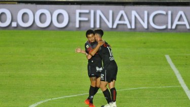 Rodríguez metió el golazo para Colón y recibió el saludo de Chancalay. El Pulga ni se inmutó para festejar. 
