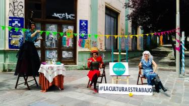 Artistas de Barioche en la esquina de calle Mitre y Beschtedt. Foto: gentileza