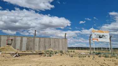 Uno de los reservorios que servirán para almacenar agua cuando aumenta el consumo o los acueductos se rompen. (Corresponsalía Cutral Co)