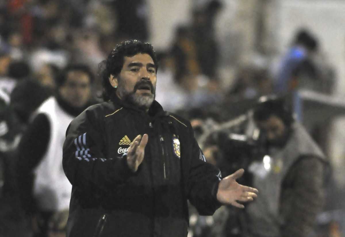 Maradona, cuando dirigió a la Selección en Cutral Co. (Archivo).-