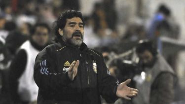 Maradona, cuando dirigió a la Selección en Cutral Co. (Archivo).-