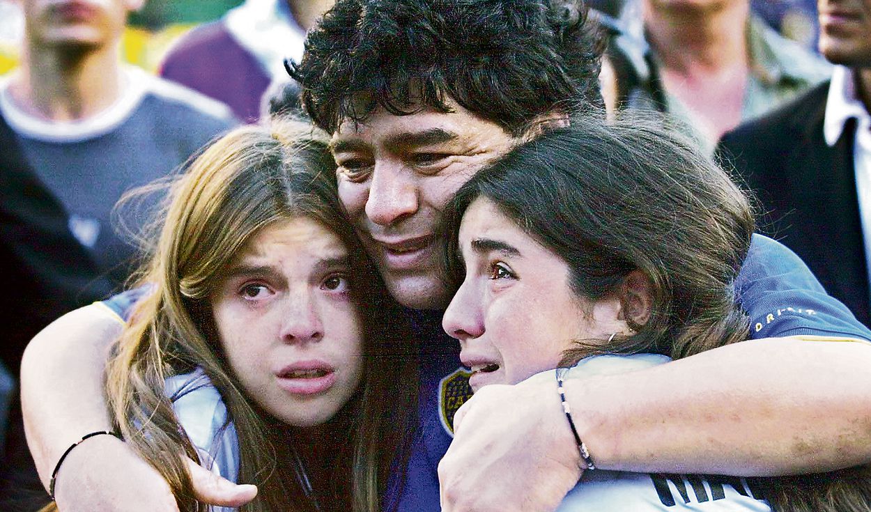 Diego Maradona en sus despedida del fútbol junto a Dalma y Gianinna. 