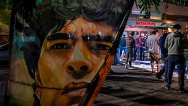 Murió Maradona: rebelde contra poderosos y víctima de las adicciones