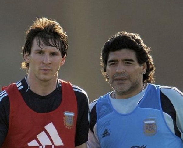 Diego Armando Maradona y Lionel Messi cuando lo dirigía en la selección. 