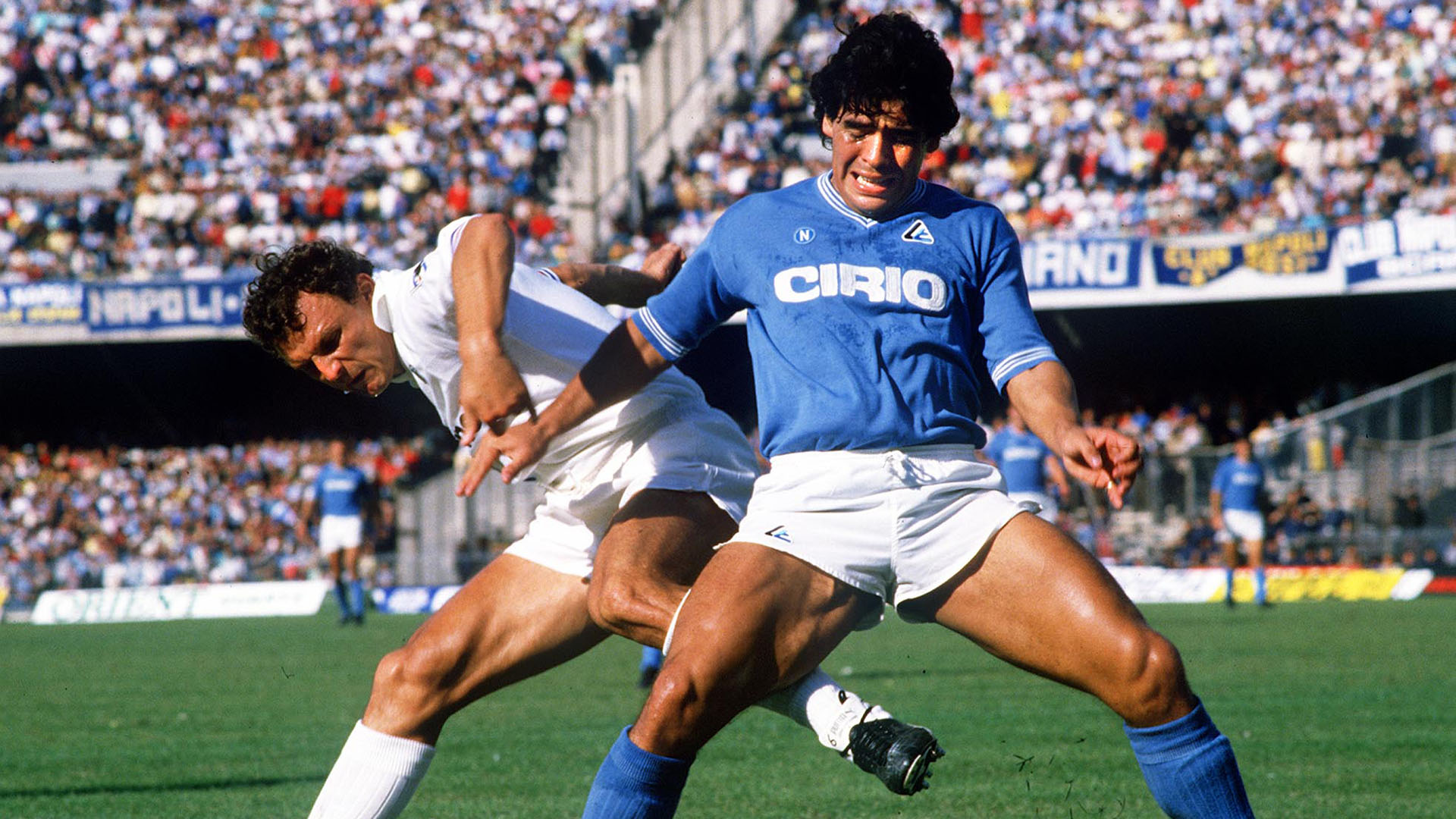 Diego jugó en Napoli entre 1984 y 1991. Fue un ídolo para miles de hinchas que hoy lloran su muerte. 