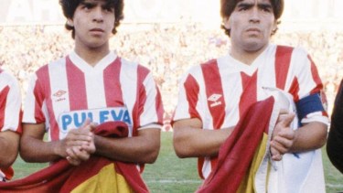 Lalo y Diego Maradona, en su juventud. Foto: gentileza.-