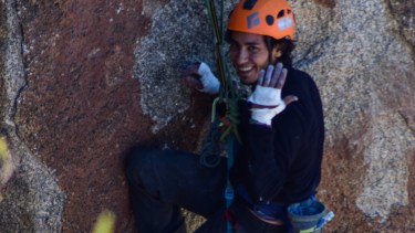 El físico Dimitri Chafatinos disfruta al hacer investigaciones para su doctorado y la escalada en roca durante su tiempo libre. (Foto: Victoria Martínez)