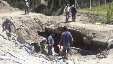 Los operarios comenzaron hace minutos con las tareas en calle Güemes y Alvear. (foto: César Izza)