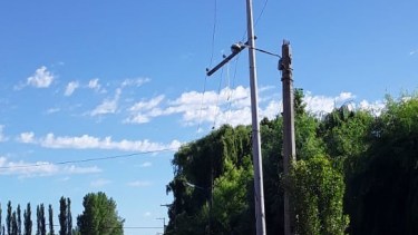 Robaron cables y dejaron sin energía eléctrica a un barrio, en Roca