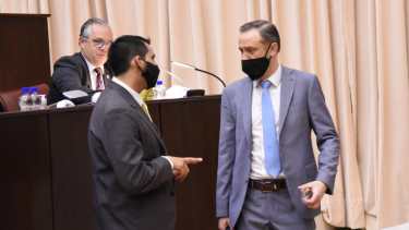 Elio García y Agustín García, detrás Hertzriken Velasco. Defensa y acusación. (Flor Salto)