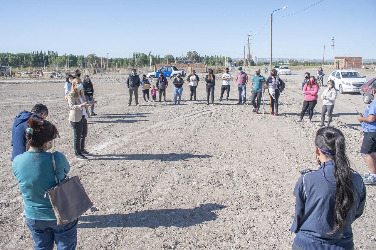 En medio del conflicto, Soria entregó terrenos a familias que habían sido desalojadas del predio del Tiro Federal. (foto: getileza)