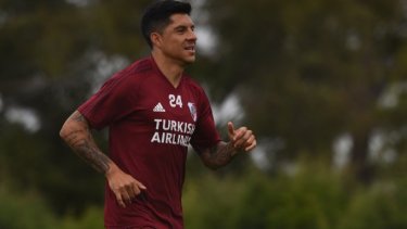 Enzo Pérez podría ocupar un lugar en la defensa ante Godoy Cruz.