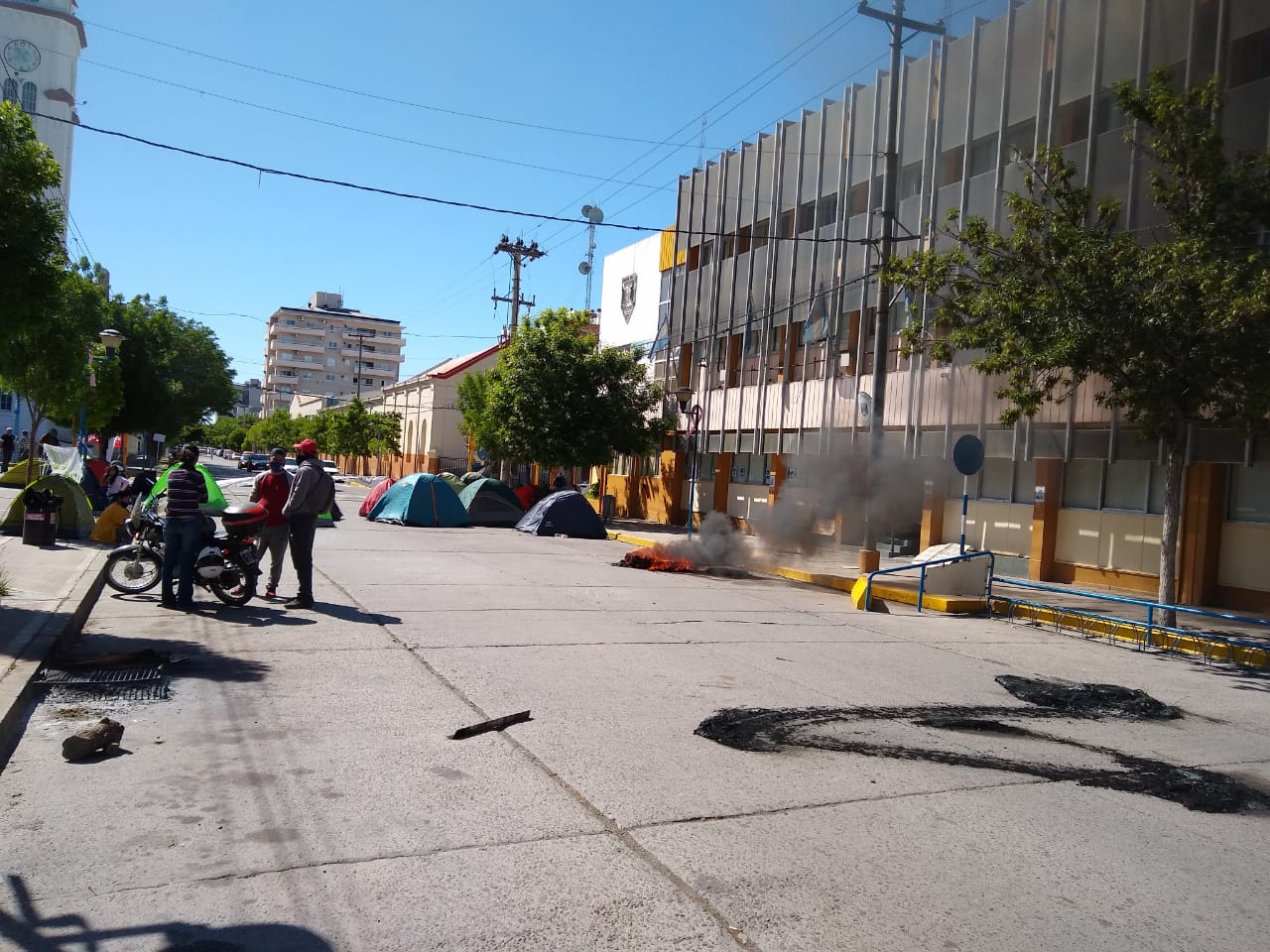 El corte de la calle Mitre y la quema de cubiertas continuará el fin de semana. (foto: Luis Leiva)
