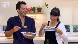 Felicitas Pizarro y su marido Santiago Solerno se lucen en la cocina