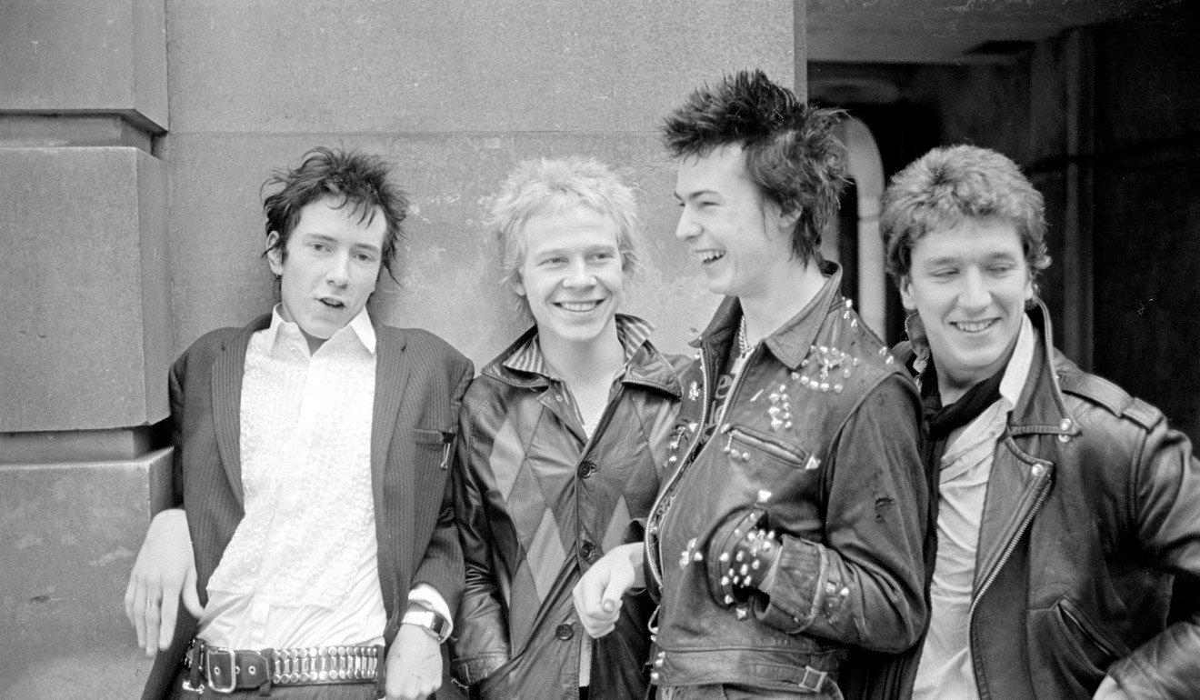 La formación definitiva de Sex Pistols, con Johnny Rotten y Sid Vicious en el centro de la escena.