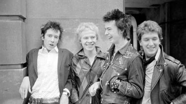 La formación definitiva de Sex Pistols, con Johnny Rotten y Sid Vicious en el centro de la escena.