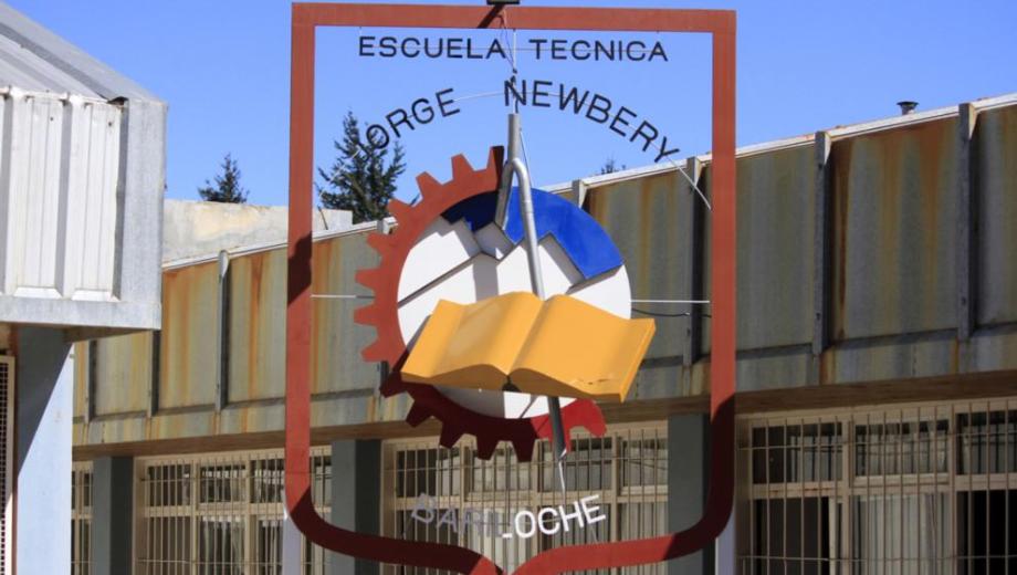 Las clases se suspendieron este miércoles y se evacuó preventivamente el CET 2 (exColegio Industrial) de Bariloche. (Foto de archivo)