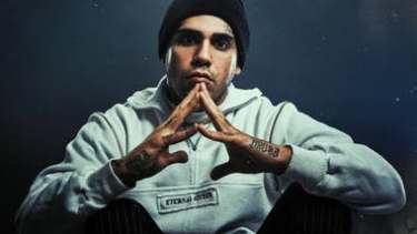 El rapero volvió a sus pagos en Cutral Co y firmó autógrafos en una barbería. (Foto: gentileza)