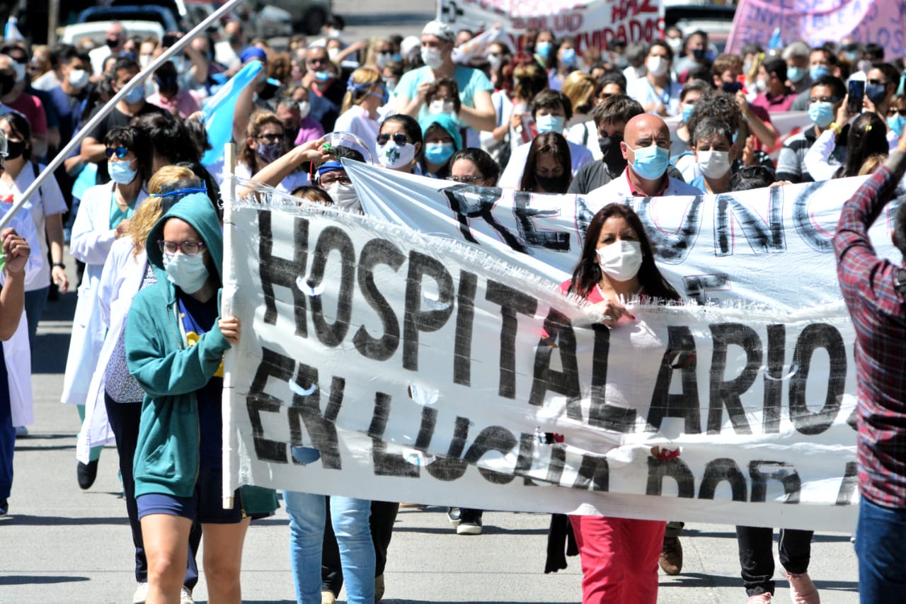 En Viedma los trabajadores del hospital Zatti se movilizaron a la Legislatura.Foto Marcelo Ochoa