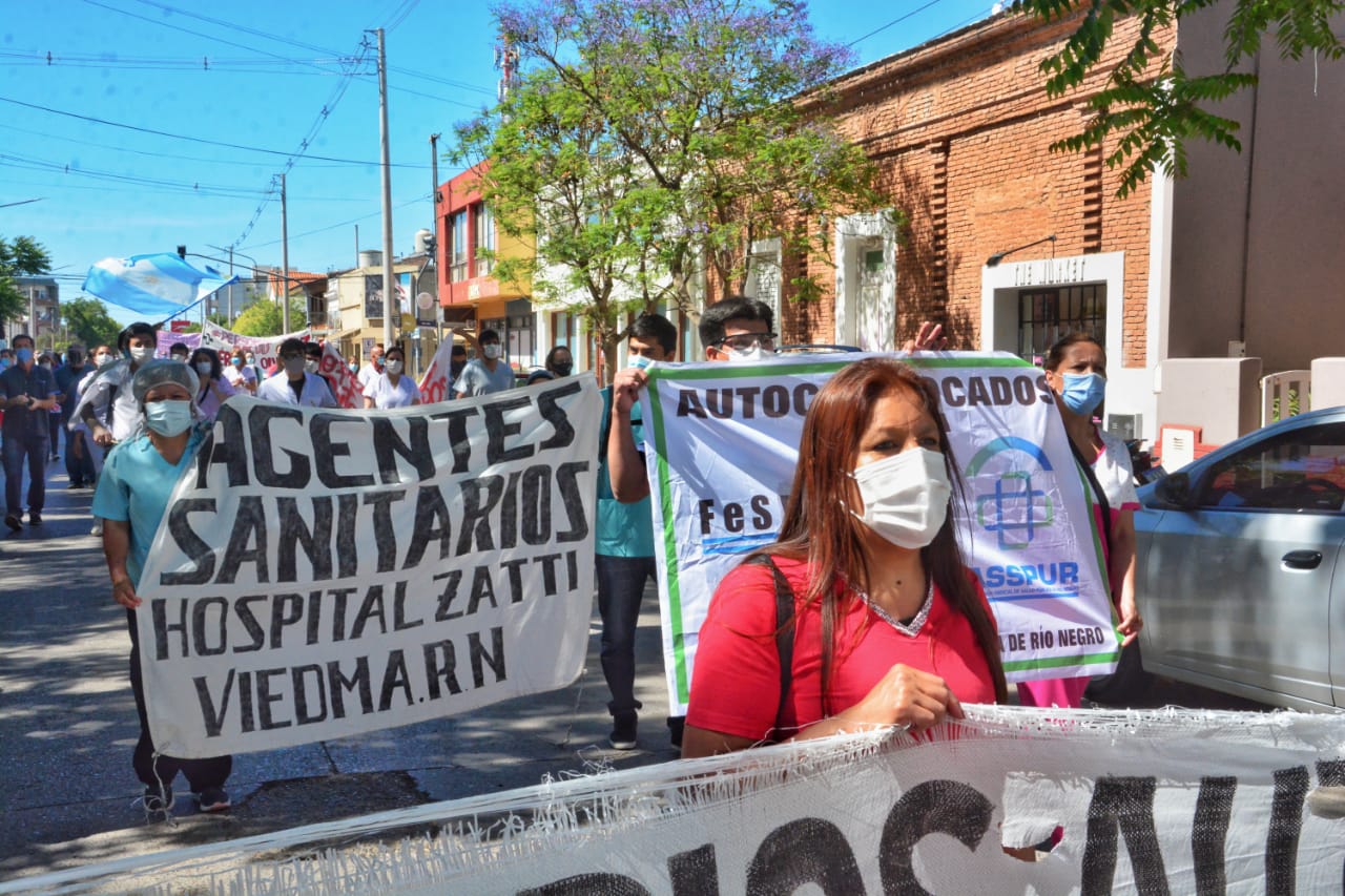 Los hospitalarios se movilizaron en Viedma. Foto: Marcelo Ochoa