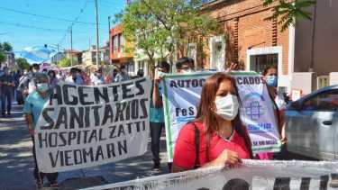 Los hospitalarios se movilizaron en Viedma. Foto: Marcelo Ochoa