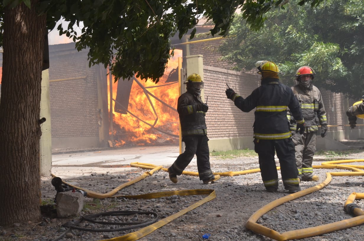 Trabajaron varias dotaciones de bomberos y el helicóptero para contener el fuego. (Foto: Yamil Regules)