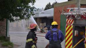 Se terminó de extinguir el fuego en el galpón de empaque de Neuquén