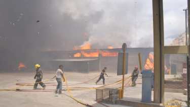 Estiman que las pérdidas son  totales en el galpón incendiado