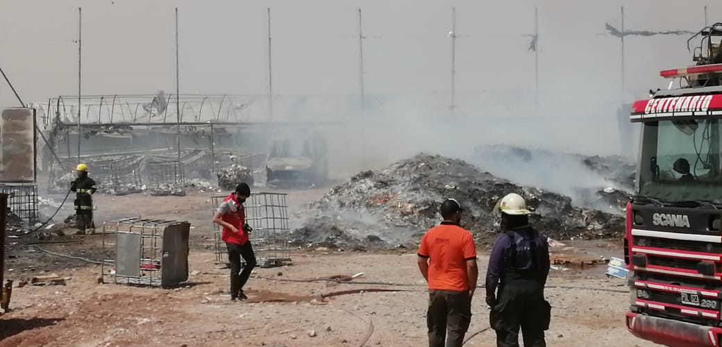 Bomberos sofocaban un incendio en en Parque Industrial (Gentileza Darío Irigaray)