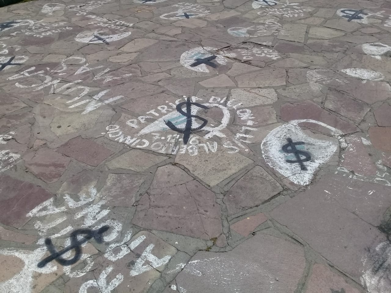 Así dejaron el suelo de la plaza del Centro Cívico de Bariloche.
