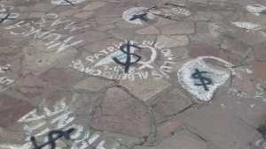 Repudian las pintadas sobre los pañuelos de las Madres en Bariloche