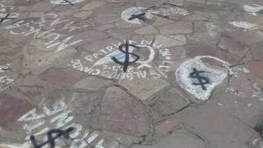 Así dejaron el suelo de la plaza del Centro Cívico de Bariloche.