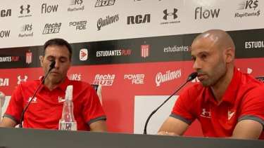 Mascherano, junto al Chavo Desábato, anunciando su retiro del fútbol profesional.
