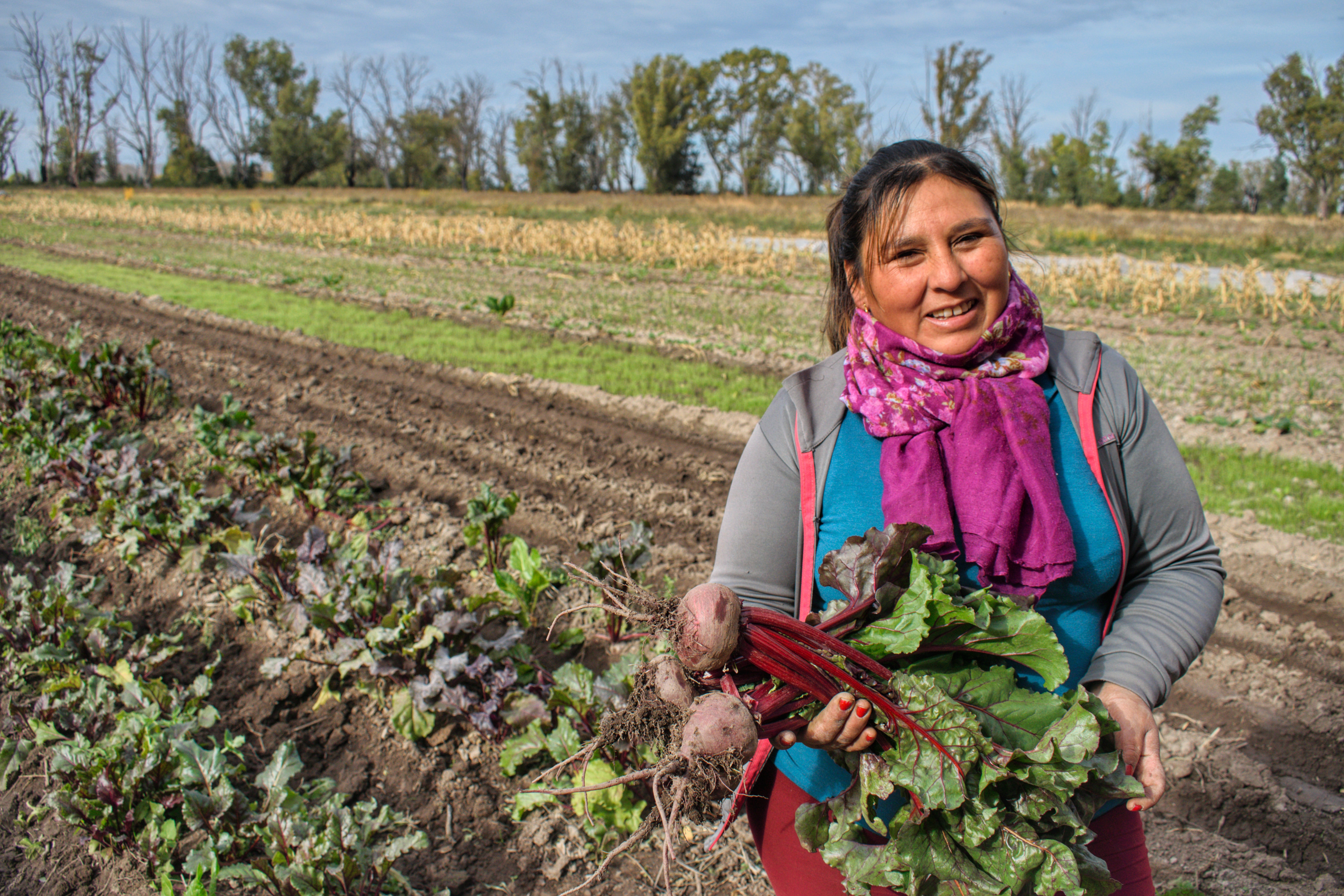 Juana muestra parte de la producción lograda en el marco del proyecto, que está por cumplir dos años. “Vamos cambiando por productos naturales los insumos que antes comprábamos”, destacó. 