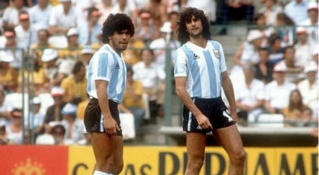 Para Kempes, su compañero de selección, Maradona fue "ídolo" de multitudes.