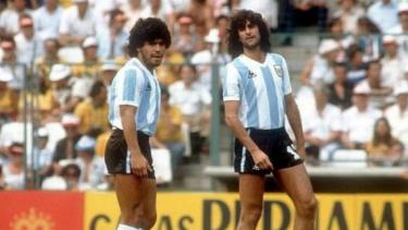 Para Kempes, su compañero de selección, Maradona fue "ídolo" de multitudes.