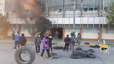 La quema de cubiertas volvió a las puertas del municipio de Roca, esta mañana. (foto: gentileza)