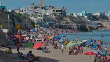 ¿Postal de post pandemia? Así estuvo la playa en Las Grutas