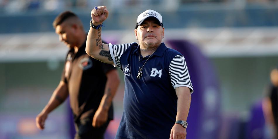 Diego Armando Maradona fue internado anoche por "un bajón anímico y anemia. 