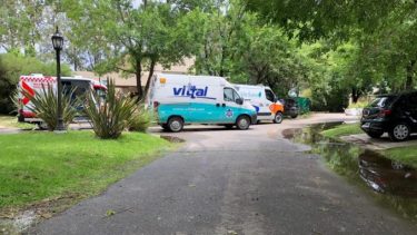 Las ambulancias que llegaron a asistirlo, en su residencia en Tigre, el 25 de noviembre de 2020 cuando falleció Diego Maradona. 