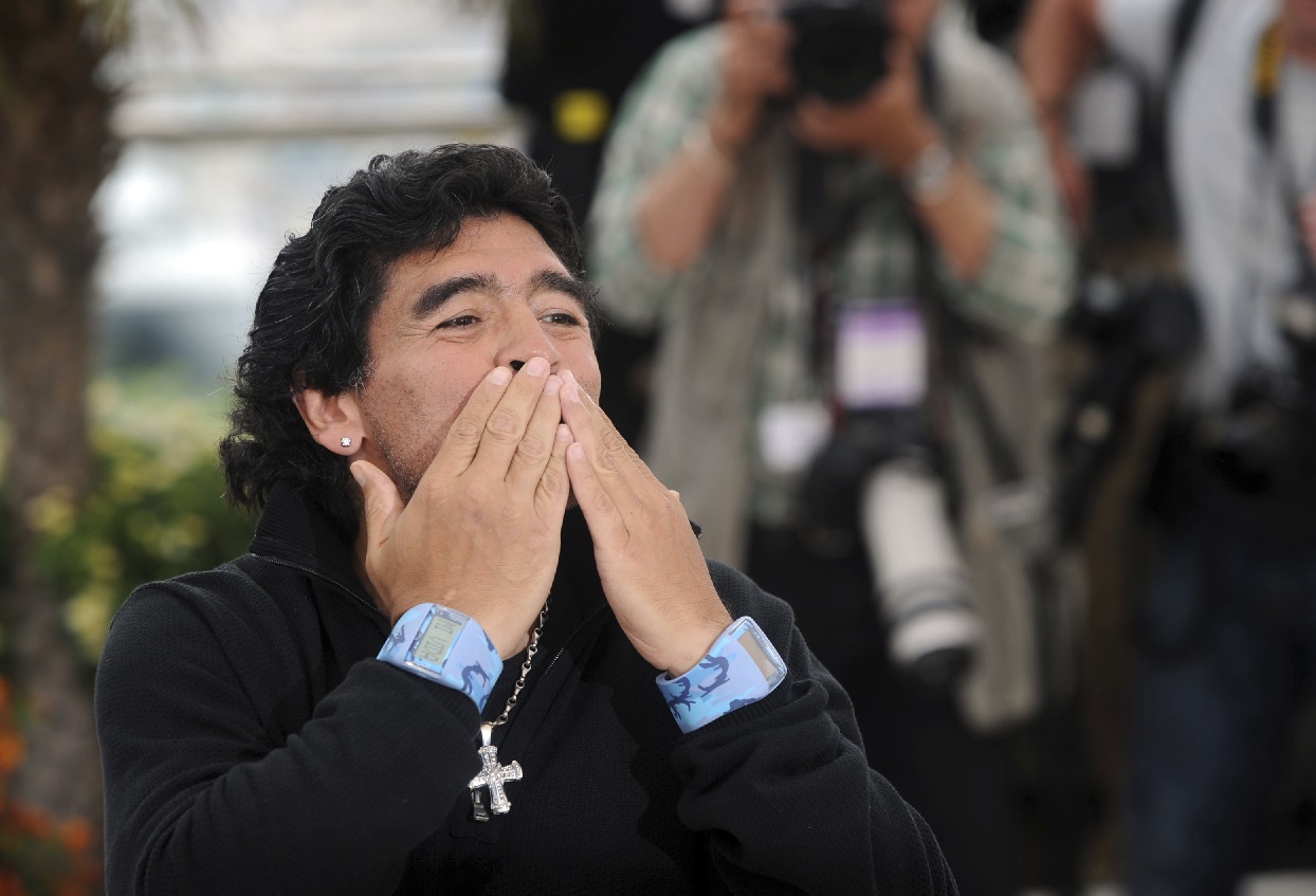 Un beso de despedida. Murió Maradona, nace el mito. 