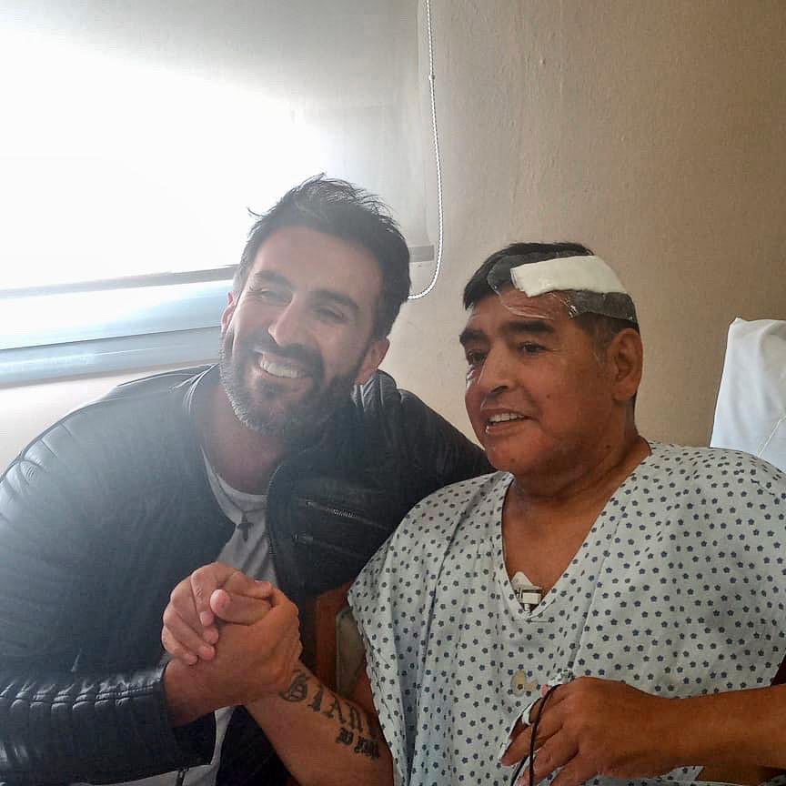 Diego Maradona y su médico Leopoldo Luque en la clínica de Olivos. Primera imagen del 10 tras la operación. 