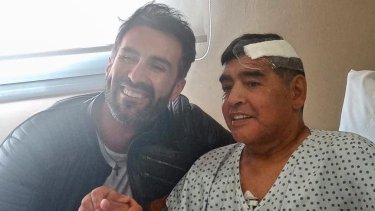 Diego Maradona y su médico Leopoldo Luque en la clínica de Olivos. Primera imagen del 10 tras la operación. 
