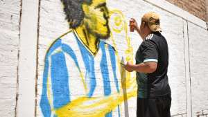 Una plaza de Neuquén ya le rinde homenaje a Maradona con un mural