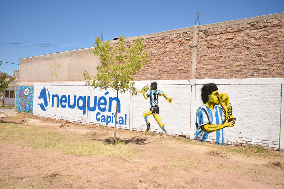 Dos días le llevó al artista Pedro Martínez completar la obra de Maradona en Neuquén. Foto: Gentileza Subsecretaría de Espacios Verdes